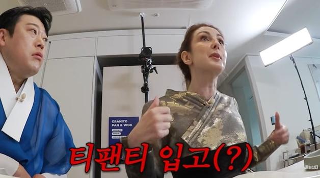 "시어머니 앞 알몸으로 다녀…같은 여자인데 뭘" 크리스티나 깜짝 고백