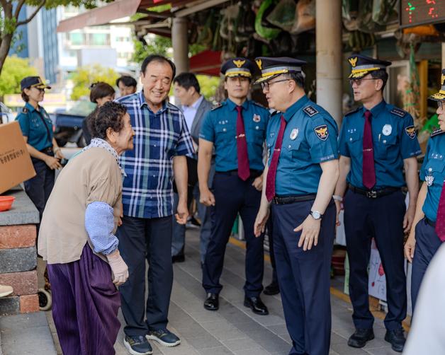 부산경찰, 추석 앞두고 부전·반송큰시장 점검…범죄예방 캠페인 전개