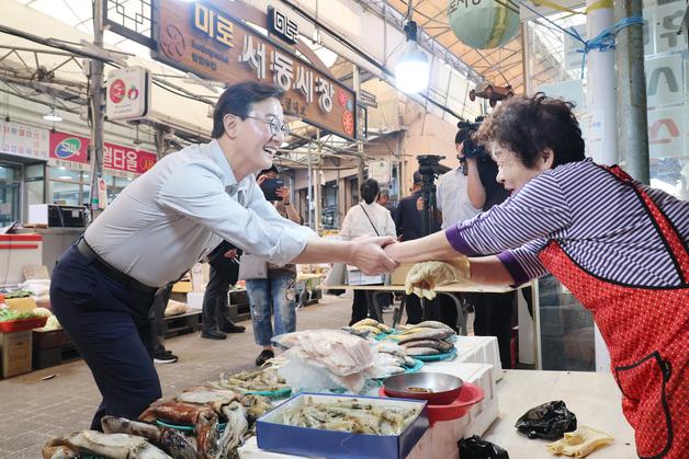전재수 시장, 전통시장부터 소방·경찰·우체국까지 '추석 현장행보'