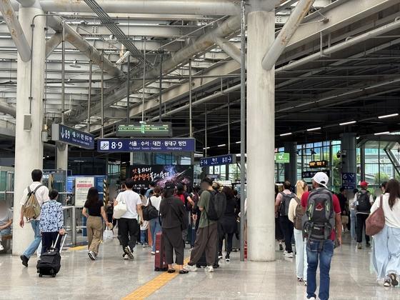 "짧은 명절, 아쉽지만 일상으로"…추석 연휴 마지막 날 부산역 귀경 행렬