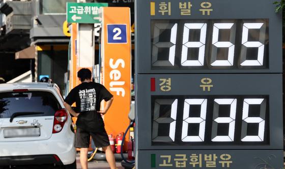 '최고가격제·고속도로 주유소 인하'…기름값 19주째 하락