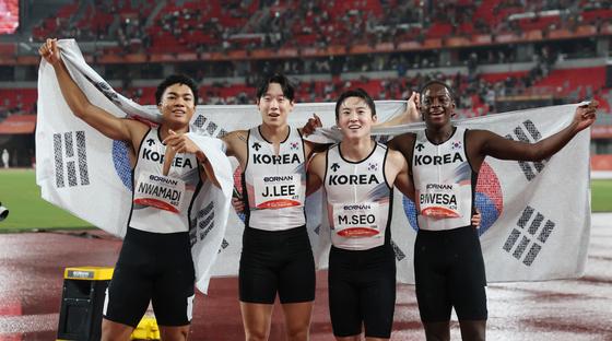 남자 육상 계주, 동메달에 환한 웃음