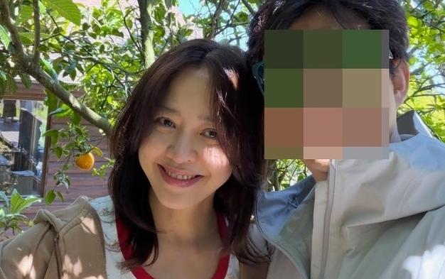 강성연, 이혼 3년만에 재혼 사실 공개…남편과 활짝 "아린 마음 보듬어준 사람"