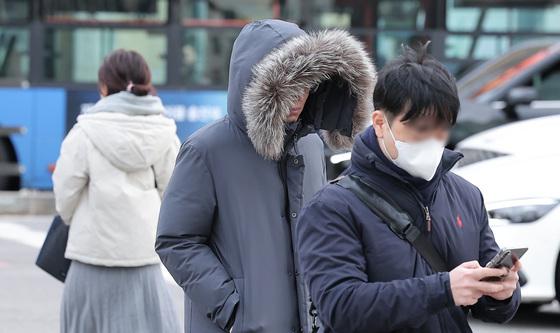 꽁꽁 싸맨 출근길