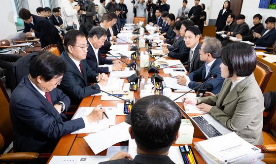 마주 앉은 여야 예결위원들