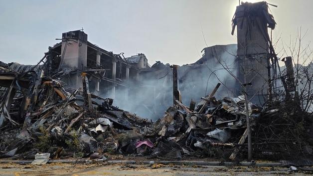 여전히 연기 나는 이랜드 창고 화재 현장