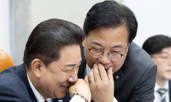 여야 원내대표 '조금만 더 가까이'