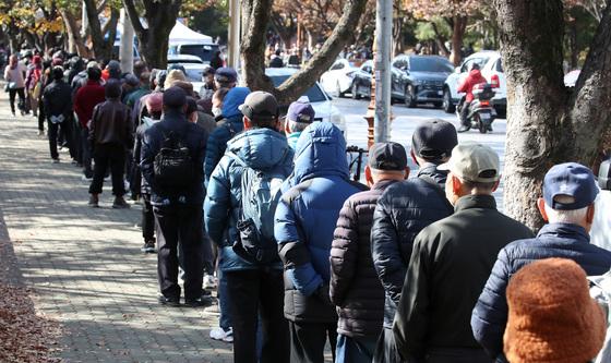 길게 늘어선 무료급식소