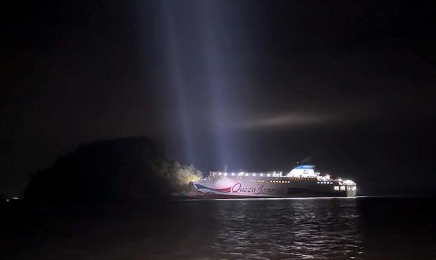 섬 위에 좌초된 여객선, 해경 '승객 구조 중'