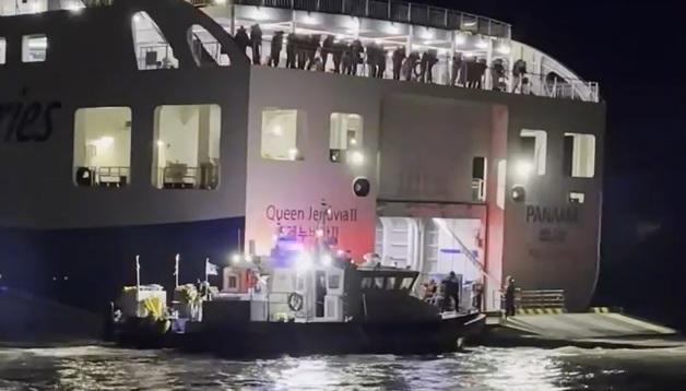 신안 해상에서 여객선 좌초, 해경 구조 중