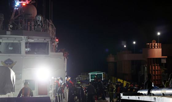 육지에 도착한 마지막 탑승객 태운 배