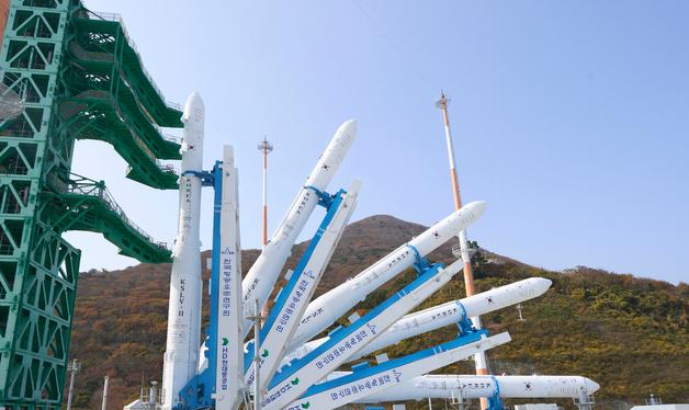 누리호 4차 발사 위한 기립 작업 진행