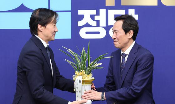 조국 대표에게 취임 축하난 전달하는 우상호 정무수석