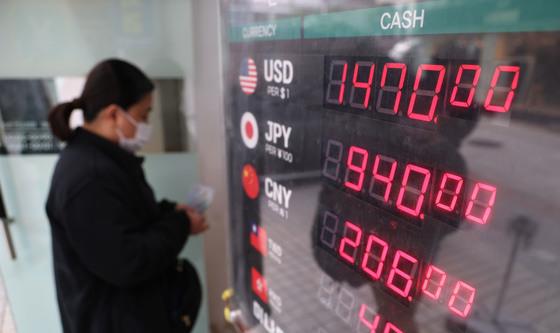 고환율에 한국 '달러 GDP' 올해 0.9% 역성장