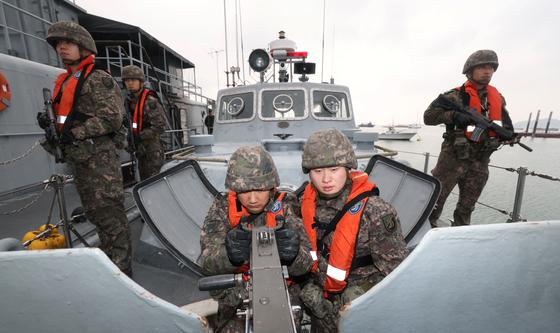 육군 경비정 출동준비태세 훈련하는 51사단 장병들