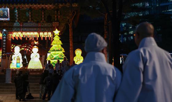 조계사 밝히는 크리스마스 트리