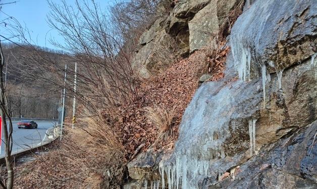 대관령은 한겨울…도로변에 고드름