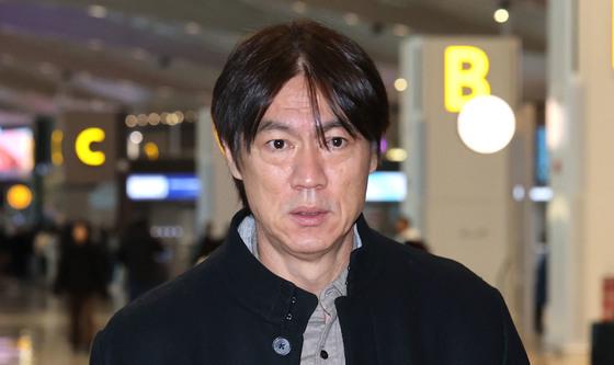 출국하는 홍명보, '운명의 조추첨식' 참석