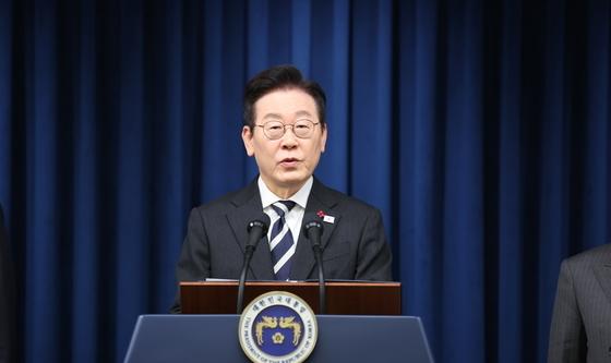 '비상계엄 1년' 특별성명 발표하는 이재명 대통령