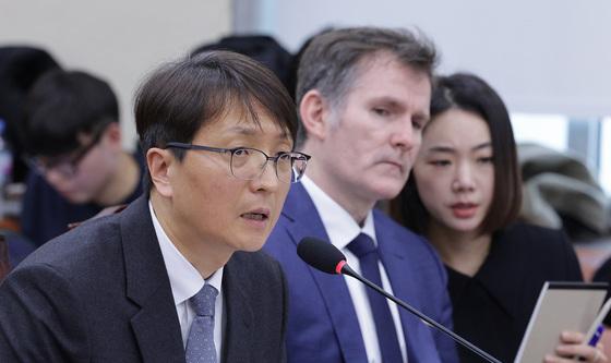 의원 질의 답변하는 박대준 쿠팡 대표