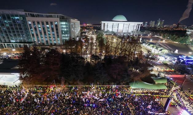 비상계엄 1년, 국회 앞 응원봉 인파
