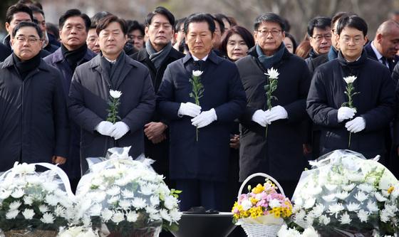 김해 봉하마을 찾은 정청래 대표