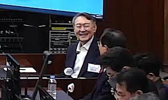 '내란 우두머리' 결심 공판서 미소짓는 윤석열 전 대통령