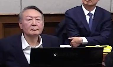 '내란 우두머리' 혐의 1심 결심 공판 출석한 윤석열