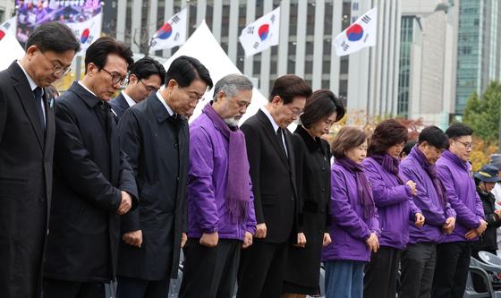 추모의 묵념하는 이재명 대통령·김혜경 여사