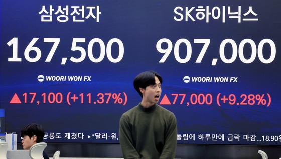 코스피 상승 견인하는 한국 반도체 투톱