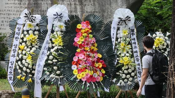 '광주제일고 응원 구호 논란' 배재고 앞 근조화환