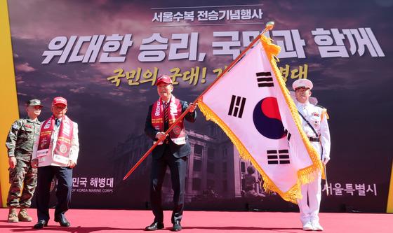참전용사에게 받은 태극기 흔드는 오세훈 시장